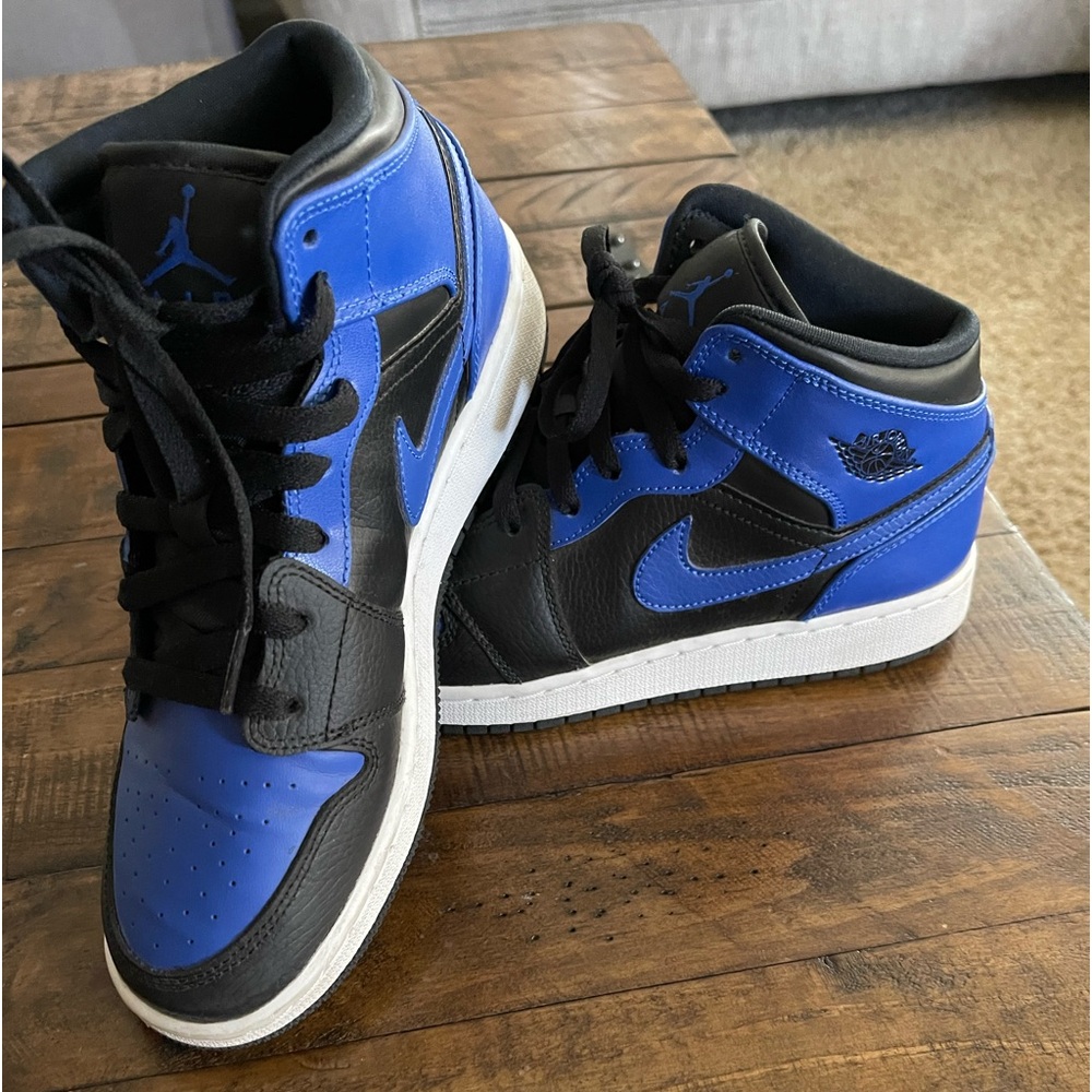 The Air Jordan 1 Mid Hyper Royal GS is a hyper royal colorway, gentle use